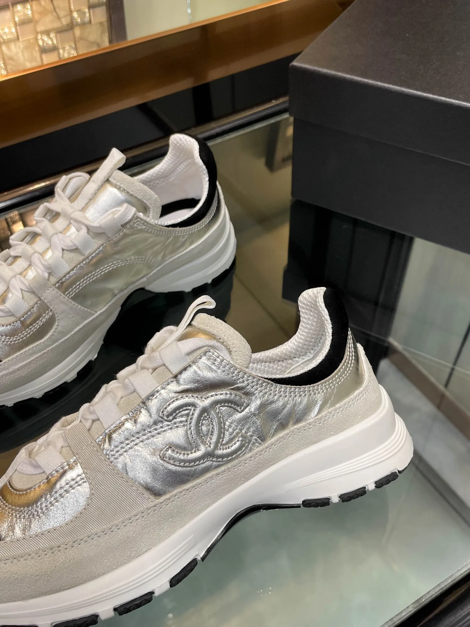 👟👟Ex-factory price 580👟👟 Chanel Chanel 25SS latest white shoes, casual sports shoes, skate shoes, original purchase, development and production, Xiaoxiang C Home counter is another super hot model, loved by Internet celebrity bloggers and ladies, various praises on social platforms, super popular, high quality, breathable, super spring and summer, seeing this issue can always arouse the inner desire of girls for fashion. The latest calfskin material Classic black and white color scheme, fashionable on the feet and easy to care for #Material: Original customized imported cowhide material #Inner lining: Customized soft sheepskin lining #Sole: Original molded TPU non-slip outsole #Sole thickness: 2.5CM Size: 35-40